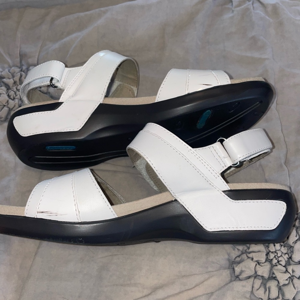 Aravon women’s Katherine sandal size 8 made with leather